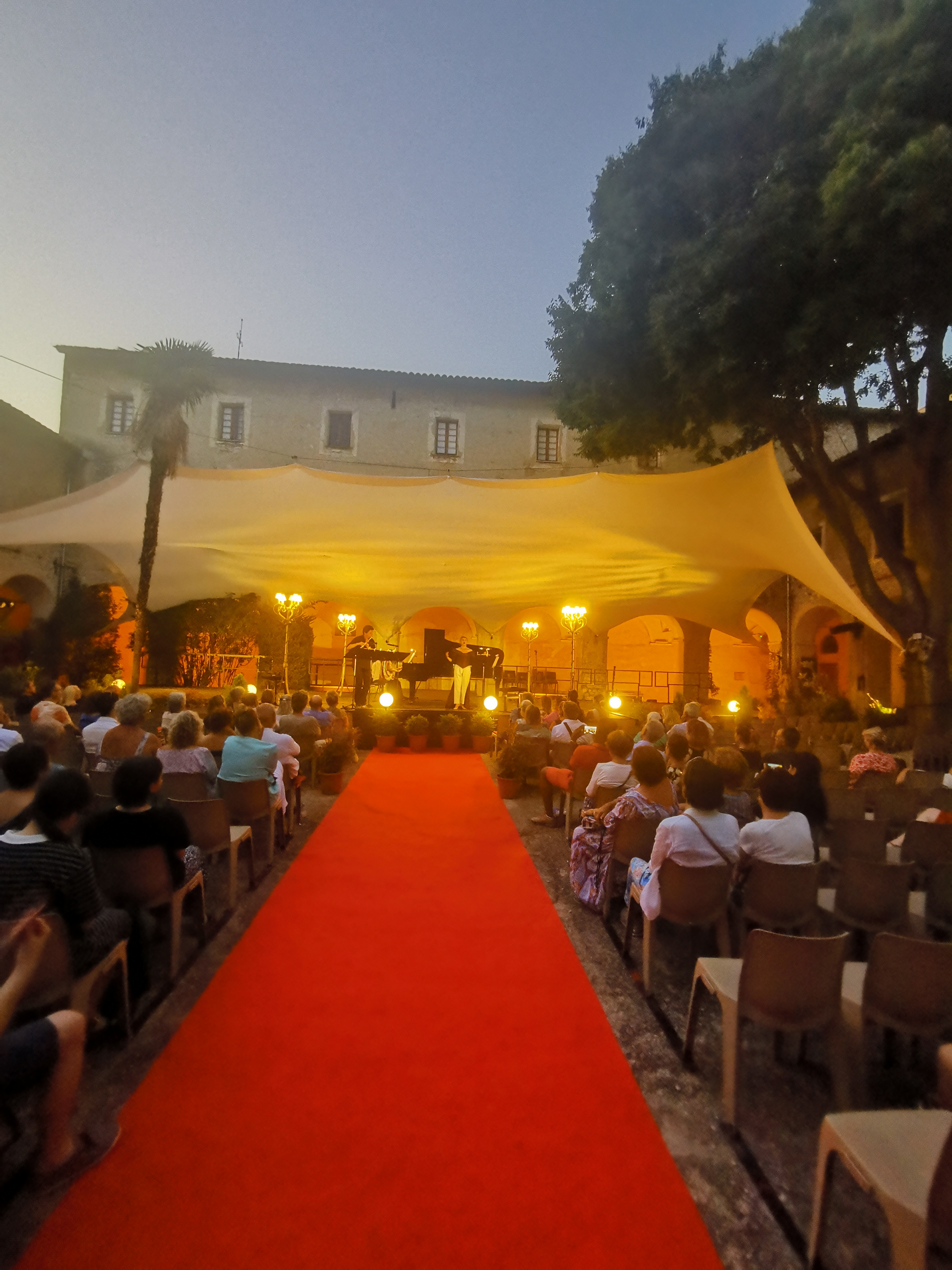 SCENE CLOITRE TAPIS ROUGE IMG_20220721_212340.jpg